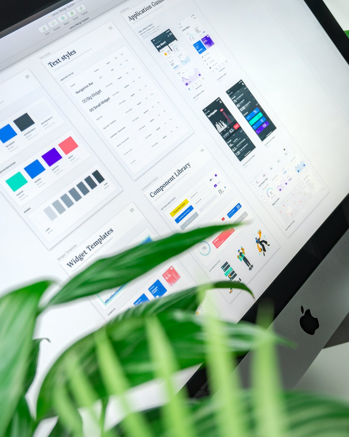 Monitor desktop che mostra un sistema di progettazione dell'interfaccia utente.